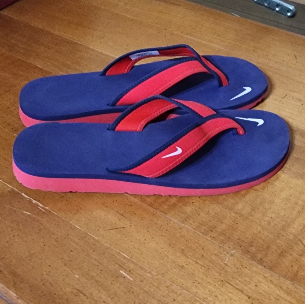 Nike flip flopsl
